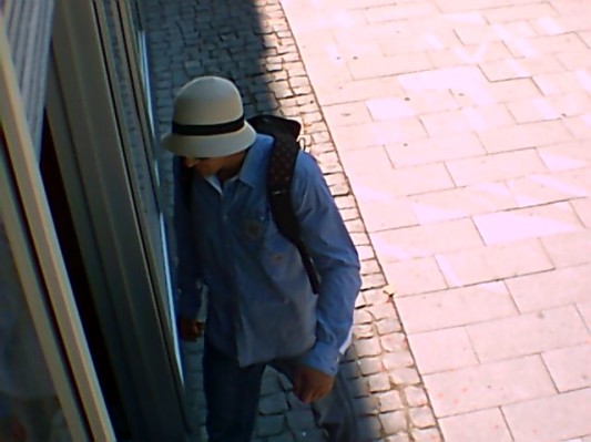 Prepoznate roparja zlatarne v Murski Soboti?